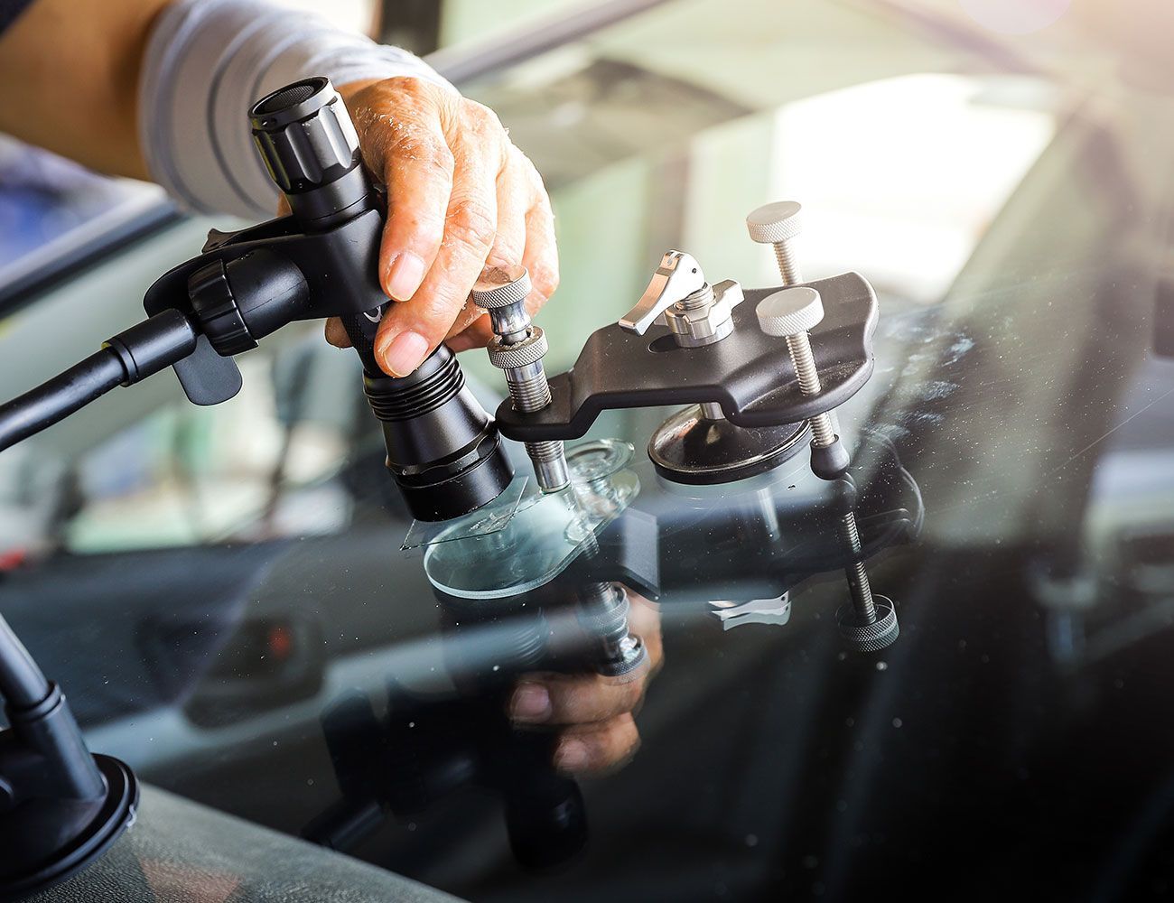 Ein Riss in einer Frontscheibe eines Autos wird repariert