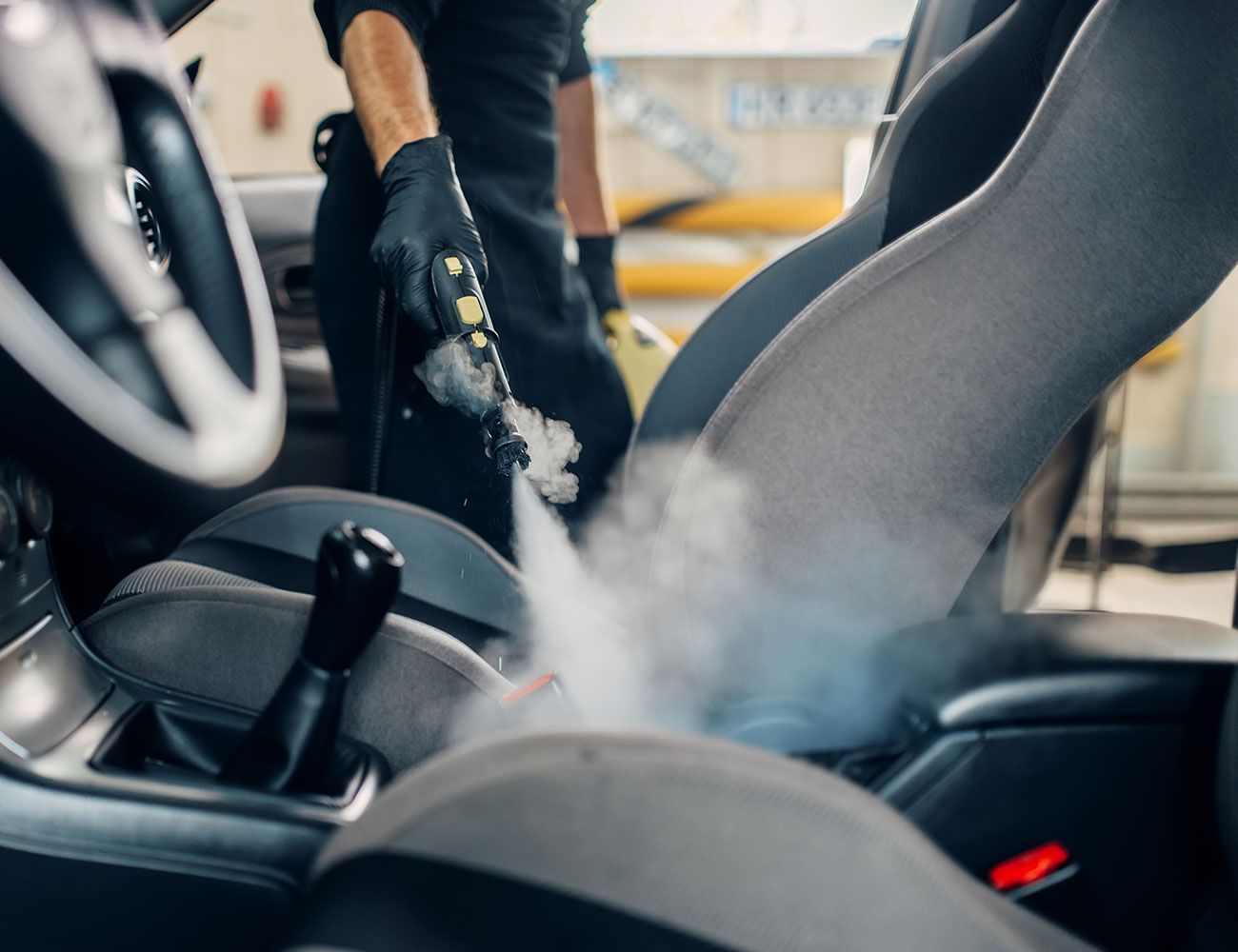 Autositze werden mithilfe eines Dampfstrahlers aufgearbeitet